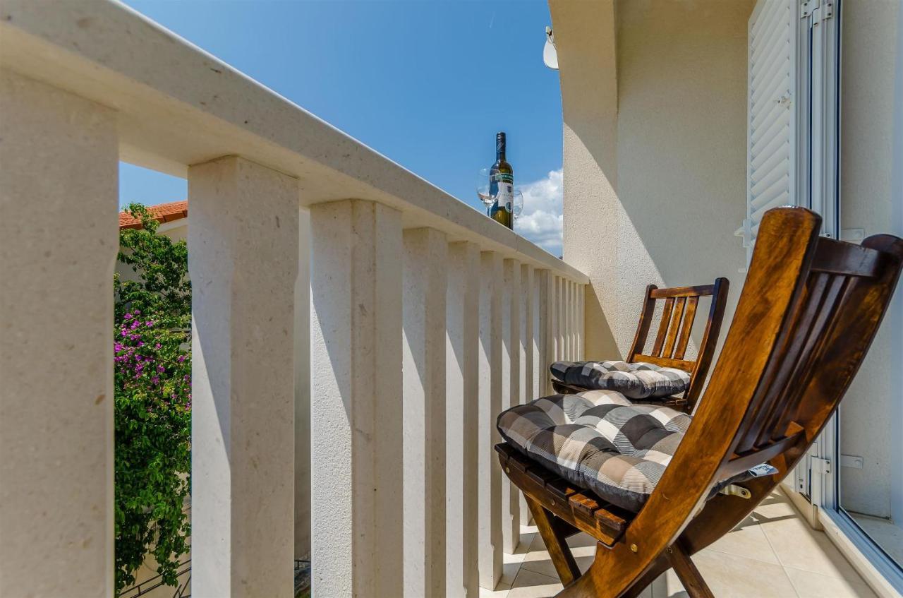 Apartments And Room Maestral Trogir Exterior foto